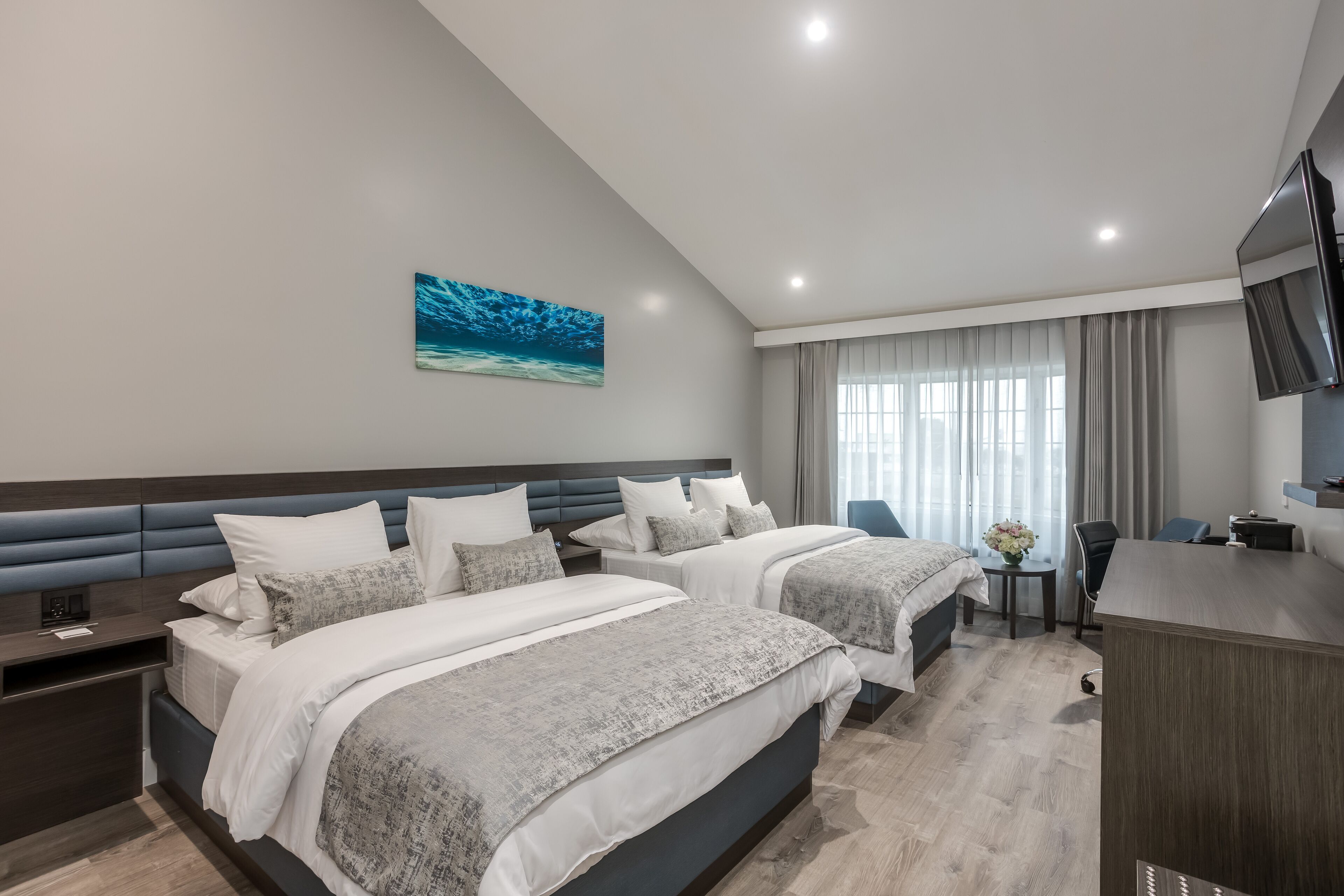 ห้องดีลักซ์, เตียงควีนไซส์ 2 เตียง | เครื่องนอนระดับพรีเมียม, ผ้านวมขนเป็ด, ตู้นิรภัยในห้องพัก, โต๊ะทำงาน