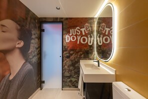 Artículos de higiene personal gratuitos, secador de pelo y toallas