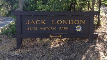Placa indicativa do Parque Histórico Estadual Jack London com uma seta de direção.