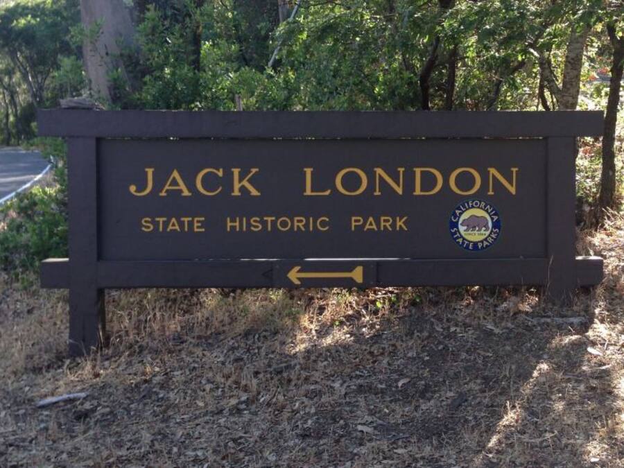 Placa indicativa do Parque Histórico Estadual Jack London com uma seta de direção.