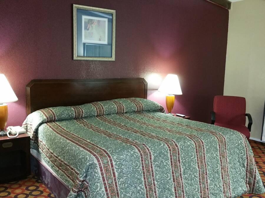 Standard Queen Room | Een bureau, beddengoed