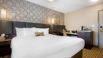 Standard Room, 1 King Bed, Non Smoking | Desk, soundproofing, iron/ironing board, free cribs/infant beds