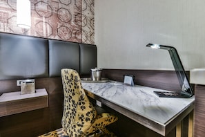 Bureau, chambres insonorisées, fer et planche à repasser
