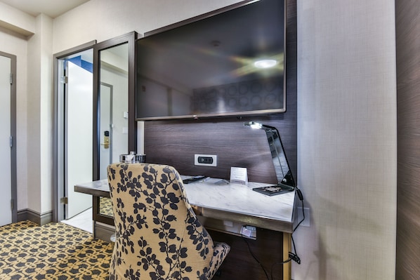 Bureau, chambres insonorisées, fer et planche à repasser