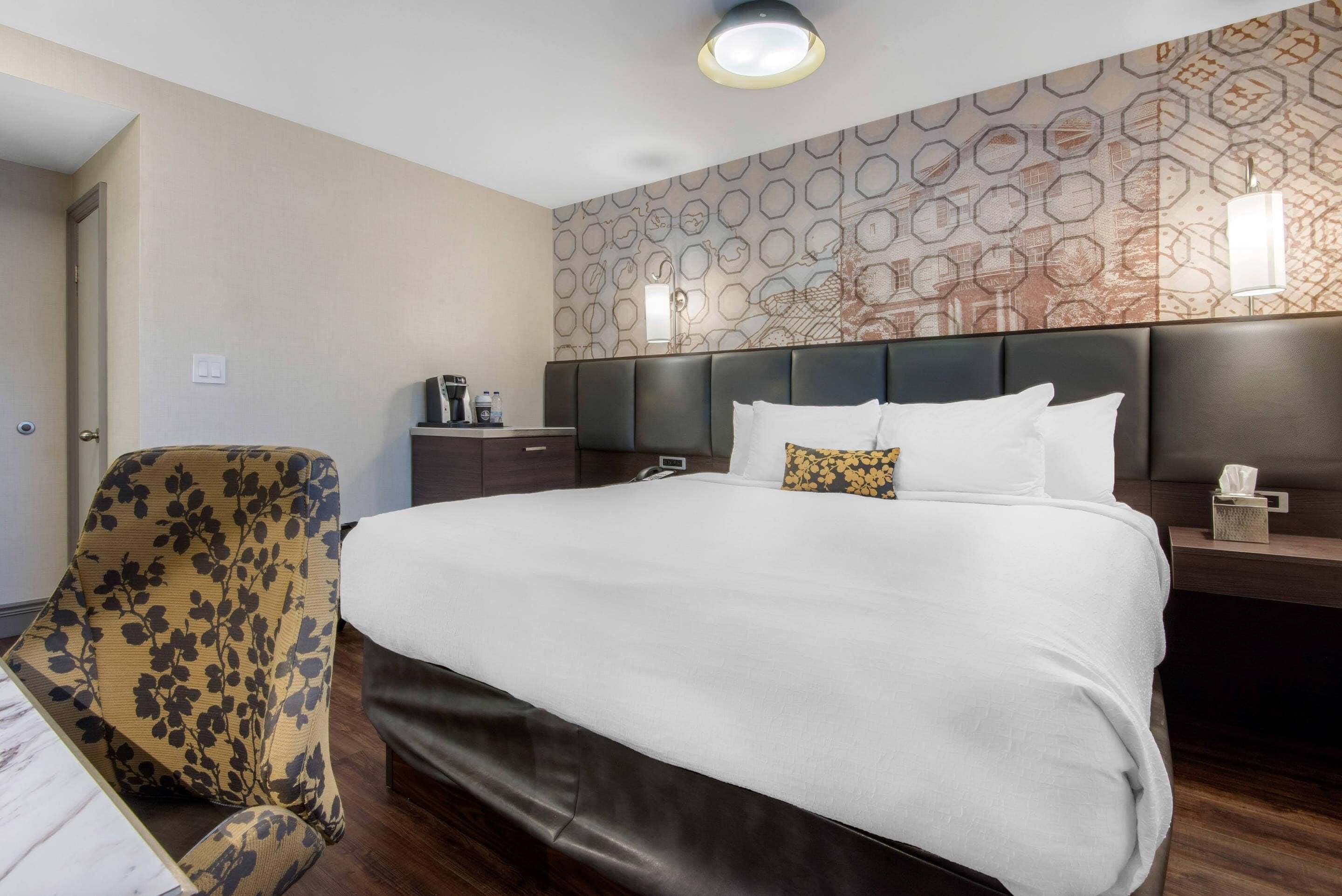 Escritorio, sistema de insonorización y tabla de planchar con plancha 