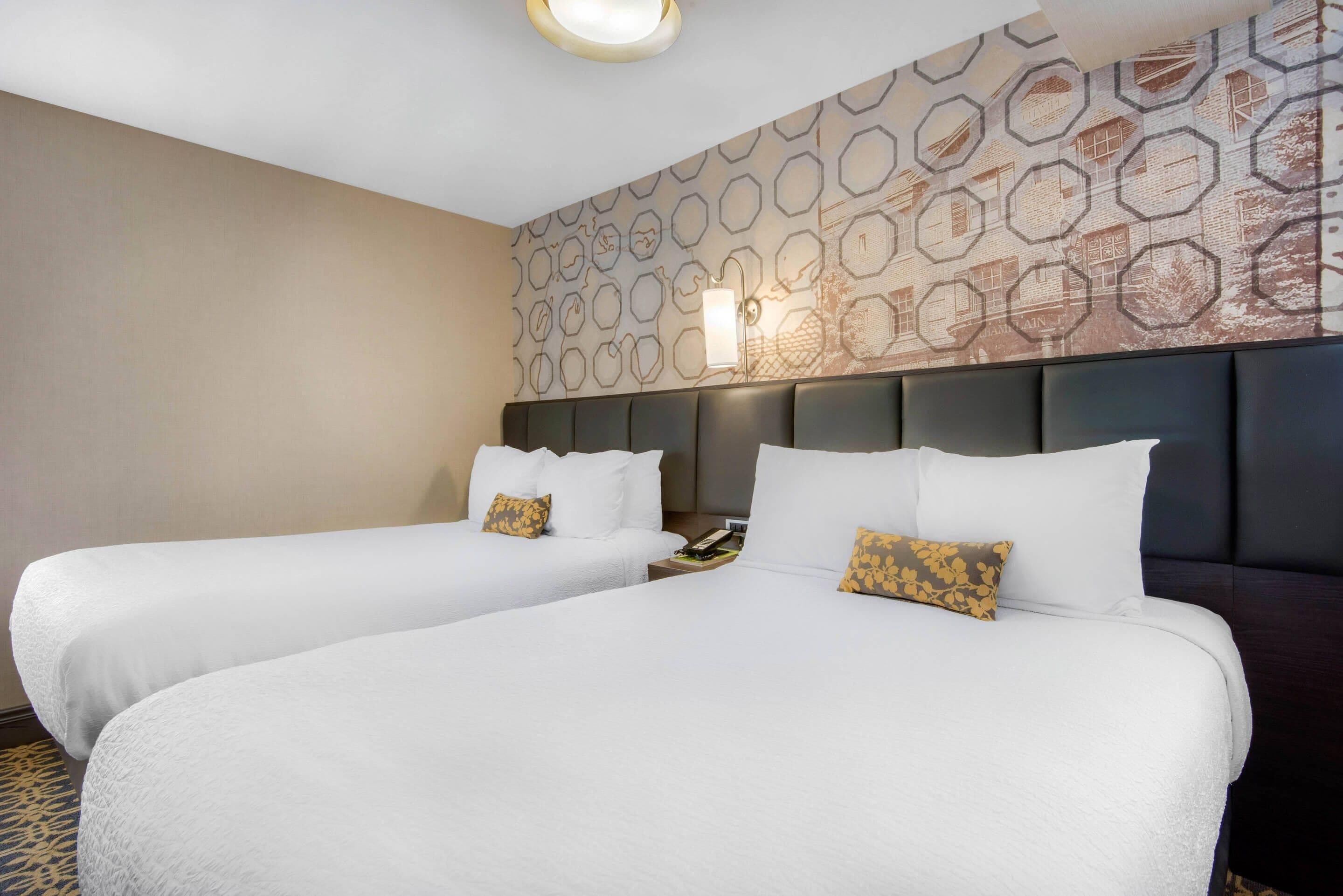 Escritorio, sistema de insonorización y tabla de planchar con plancha 