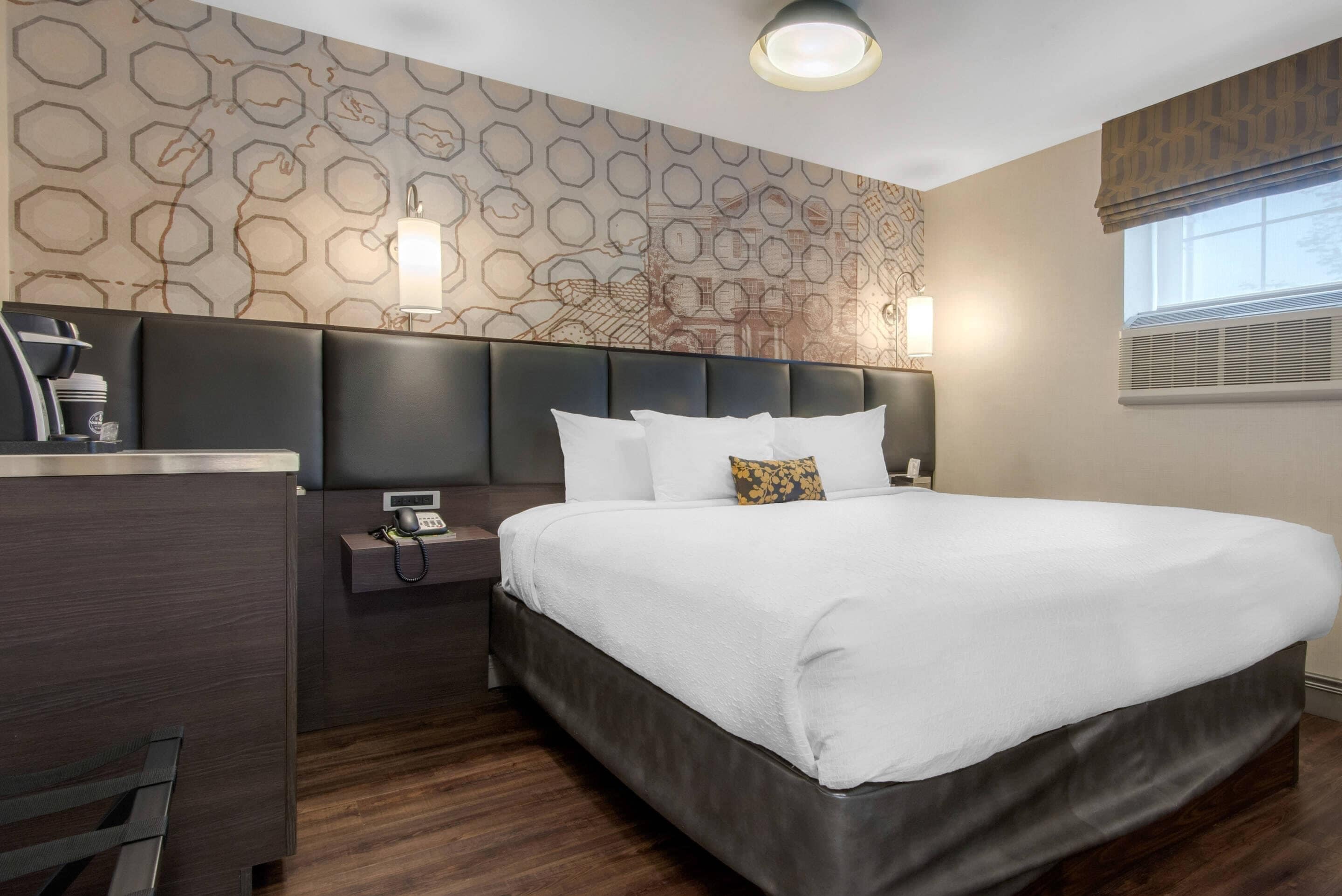 Escritorio, sistema de insonorización y tabla de planchar con plancha 