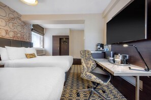 Desk, soundproofing, iron/ironing board, free cots/infant beds - The Champlain Waterfront Hotel, an Ascend Collection Hotel (Orillia)