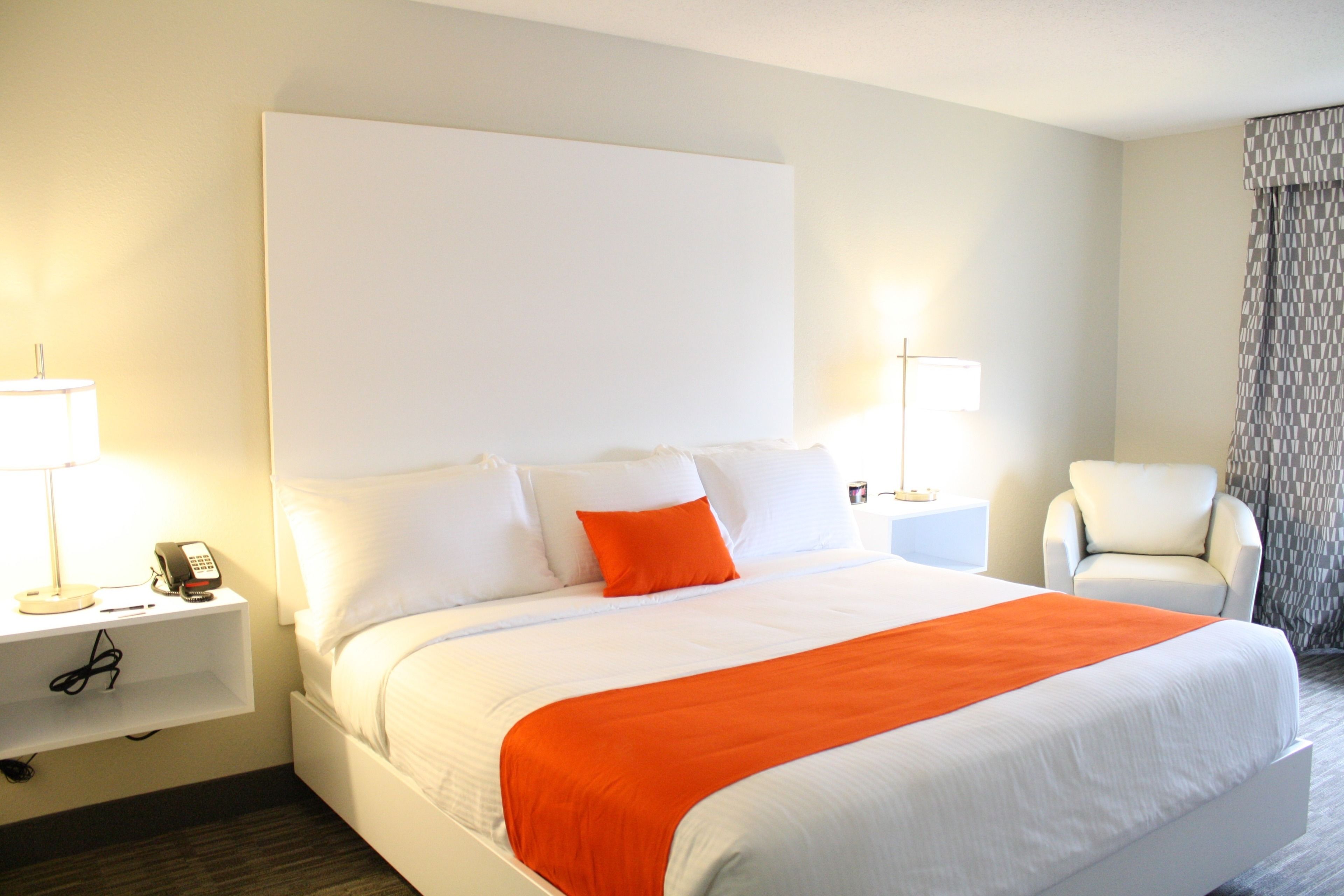 Een bureau, verduisterende gordijnen, een strijkplank/strijkijzer