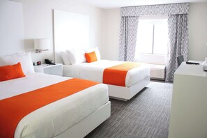 Habitación estándar, 2 camas Queen size, para no fumadores | Escritorio, cortinas blackout y tabla de planchar con plancha