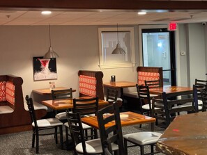 Lounge - Schoenbrunn Inn (New Philadelphia)