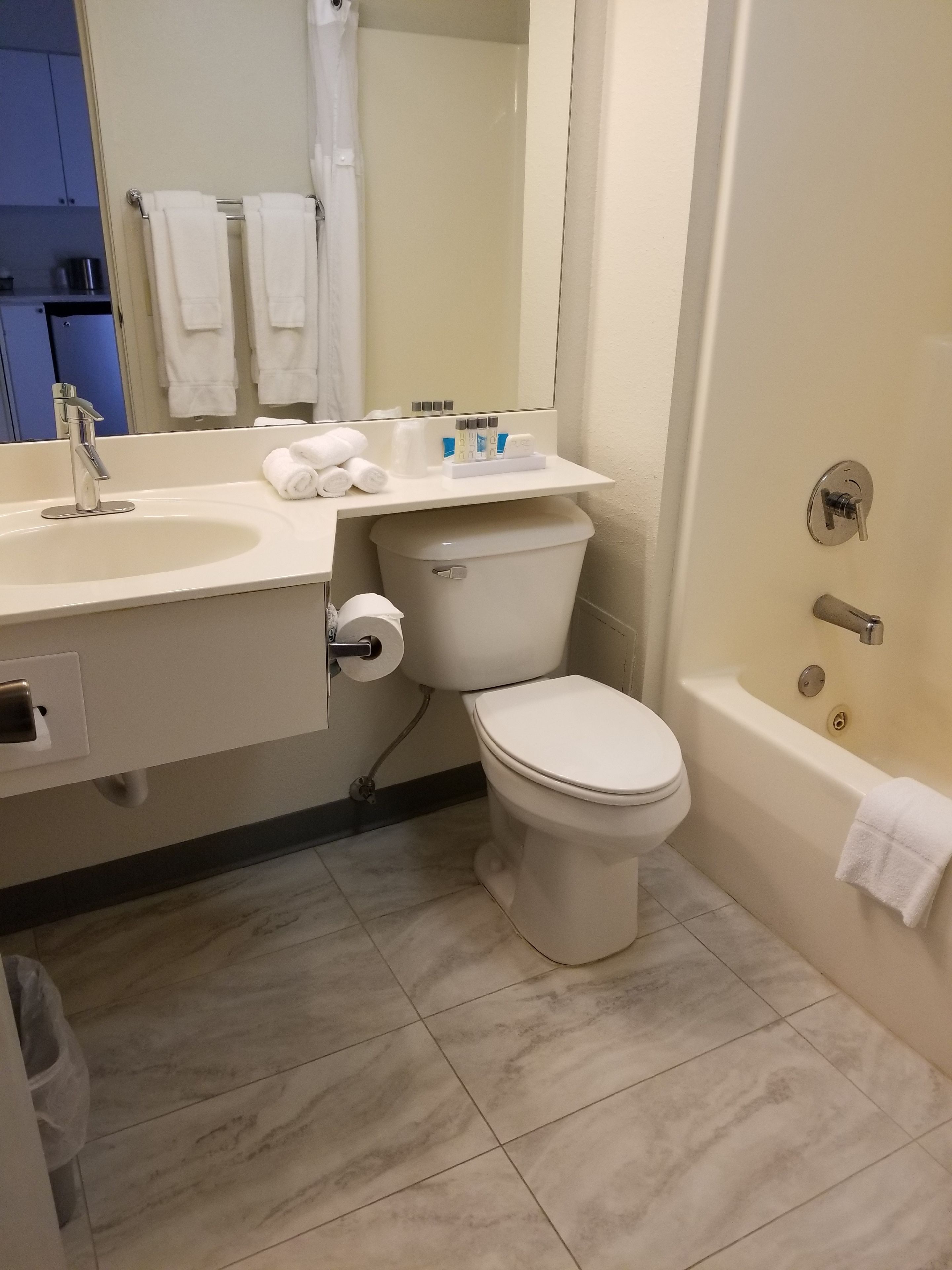 Un baño con lavamanos, inodoro y bañera.