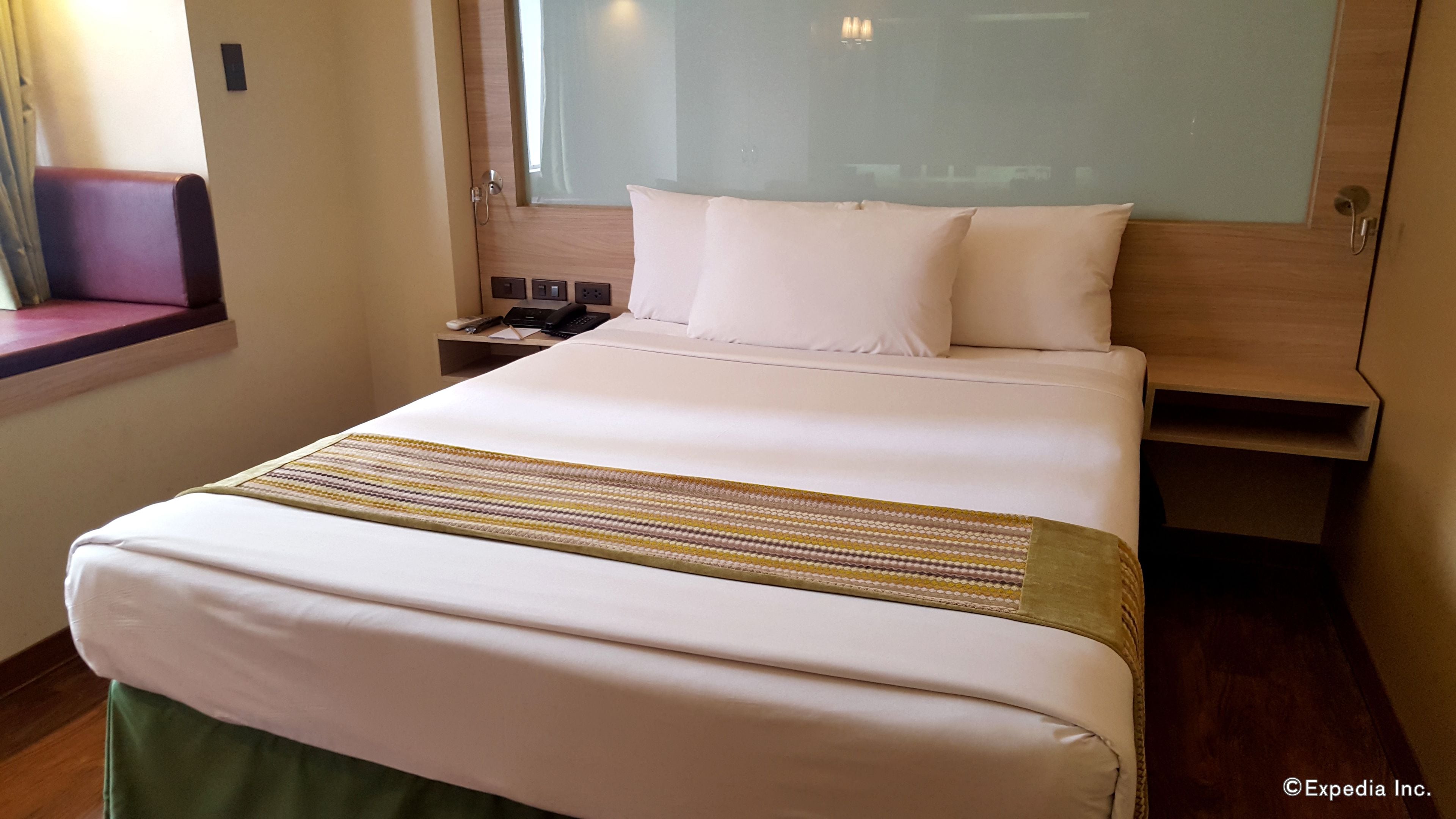 premium bedding, in-room safe, desk, laptop workspace