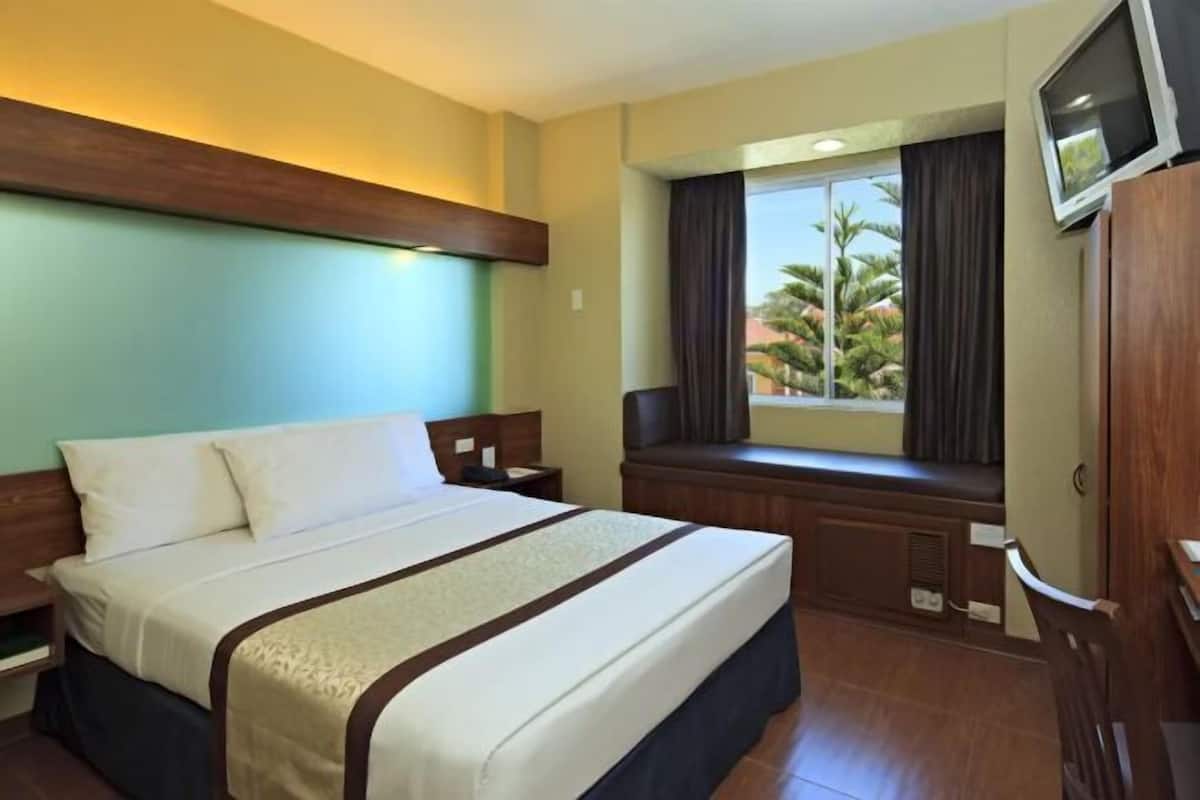 Premium bedding, in-room safe, desk, laptop workspace