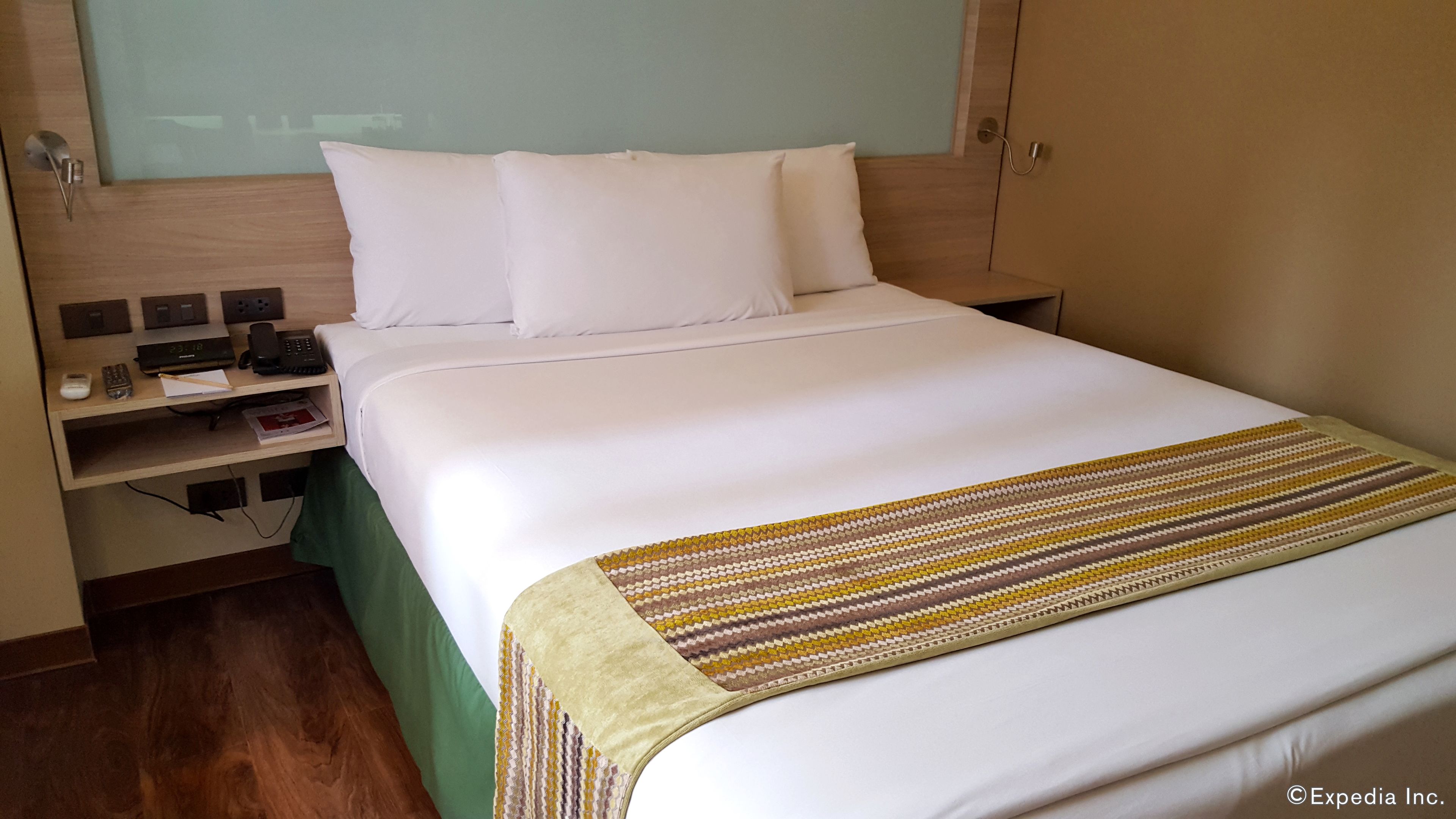 premium bedding, in-room safe, desk, laptop workspace