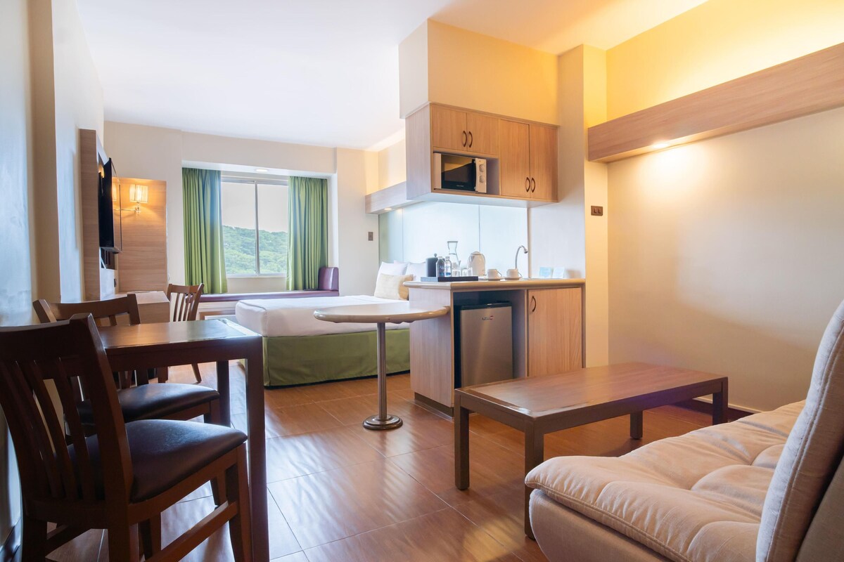 Suite, 1 Queen Bed, Non Smoking | Premium bedding, in-room safe, desk, laptop workspace