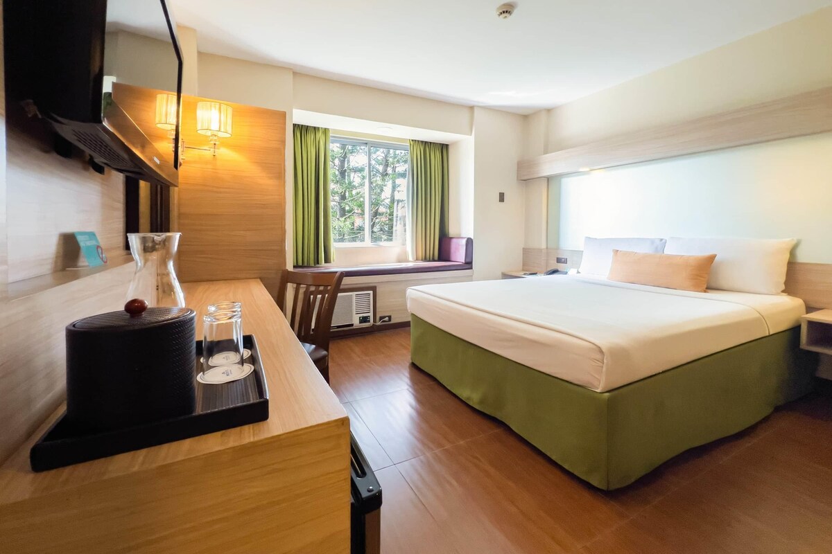 Room, 1 Queen Bed, Non Smoking | Premium bedding, in-room safe, desk, laptop workspace