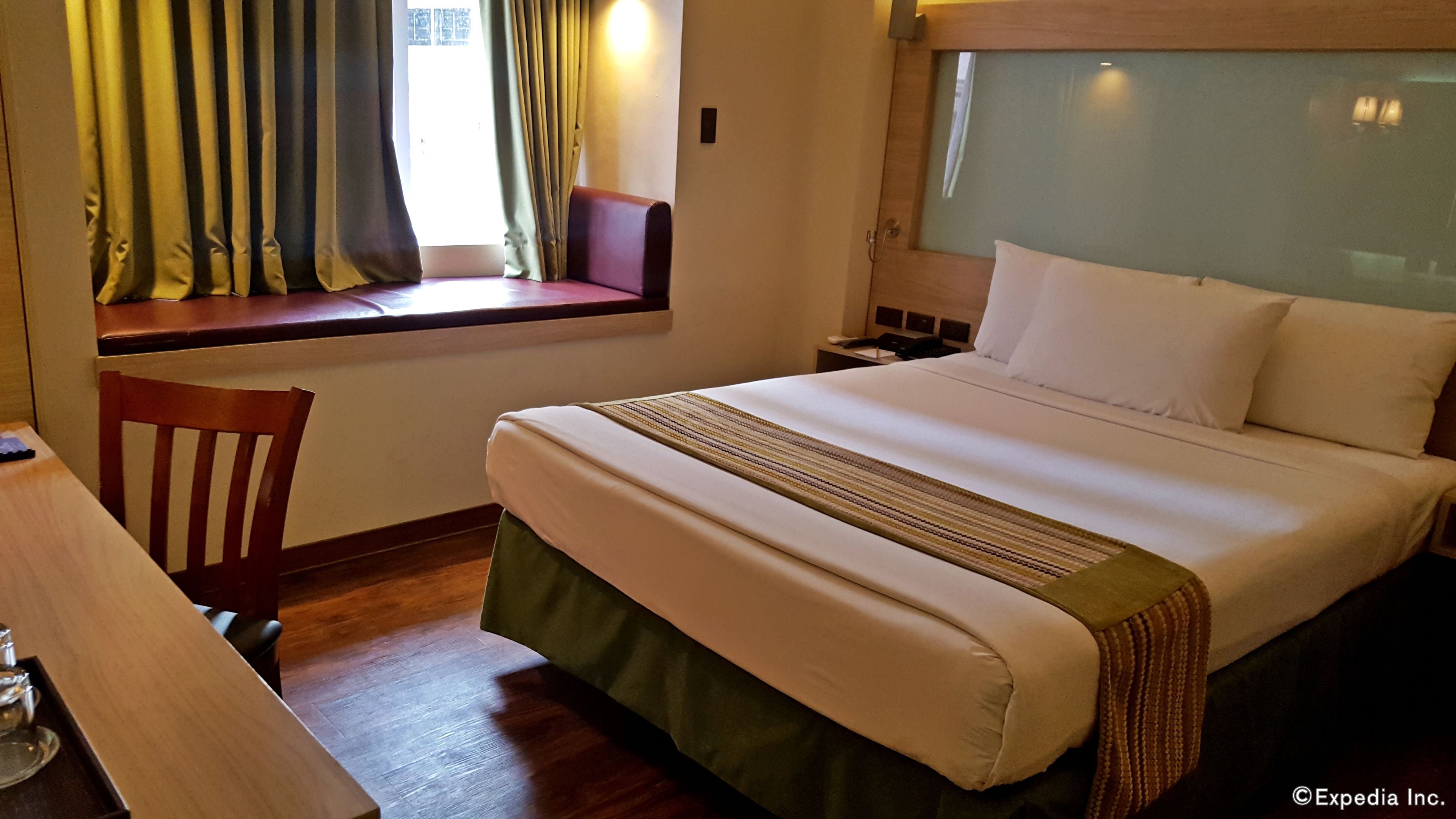 premium bedding, in-room safe, desk, laptop workspace