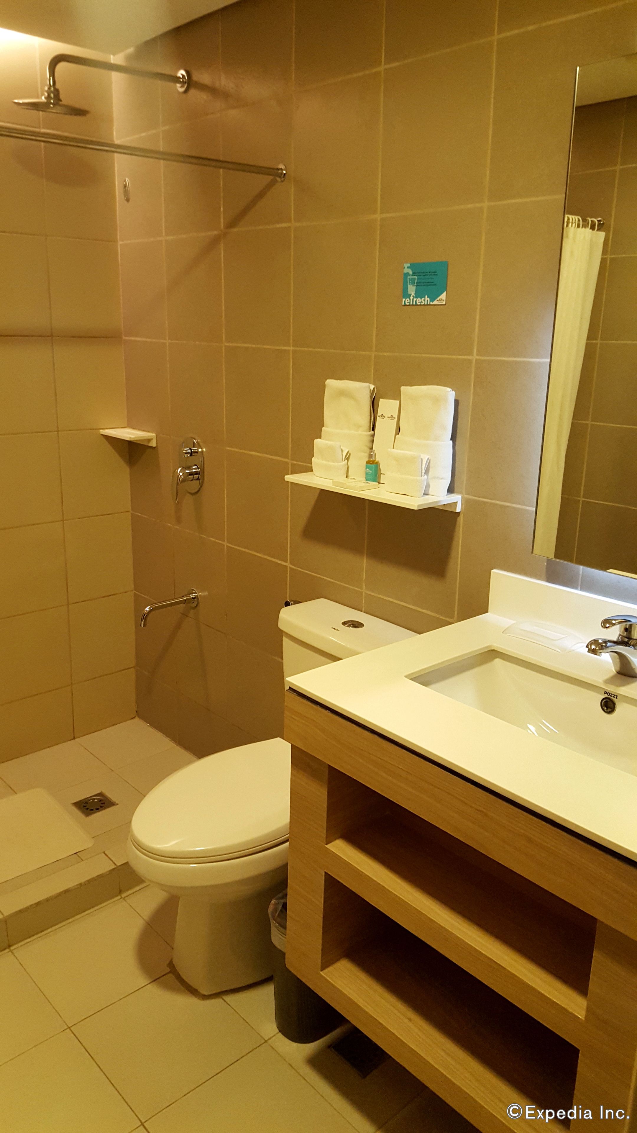 room, 2 queen beds, non smoking | bathroom | free toiletries, hair dryer, towels, soap