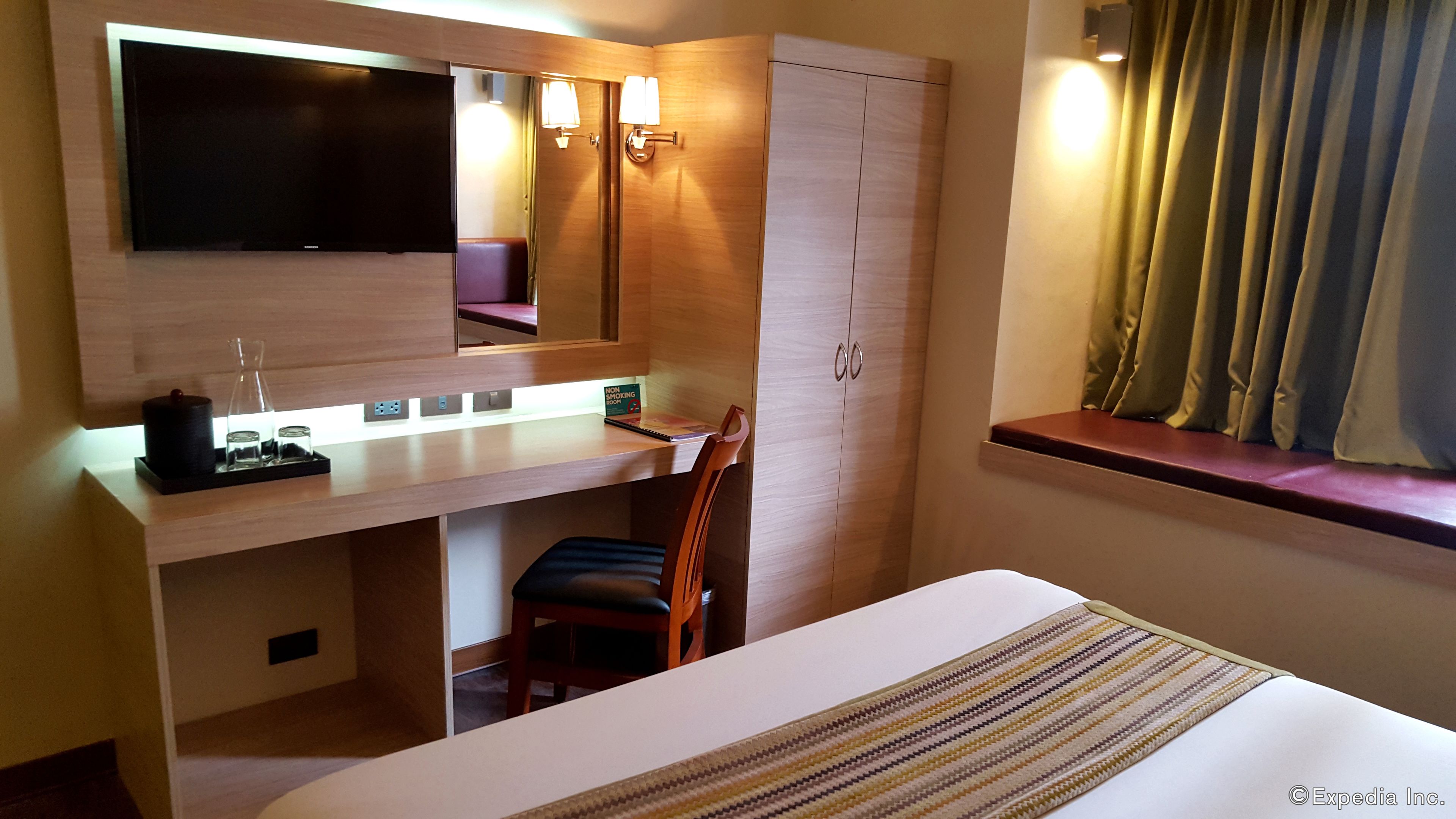 premium bedding, in-room safe, desk, laptop workspace