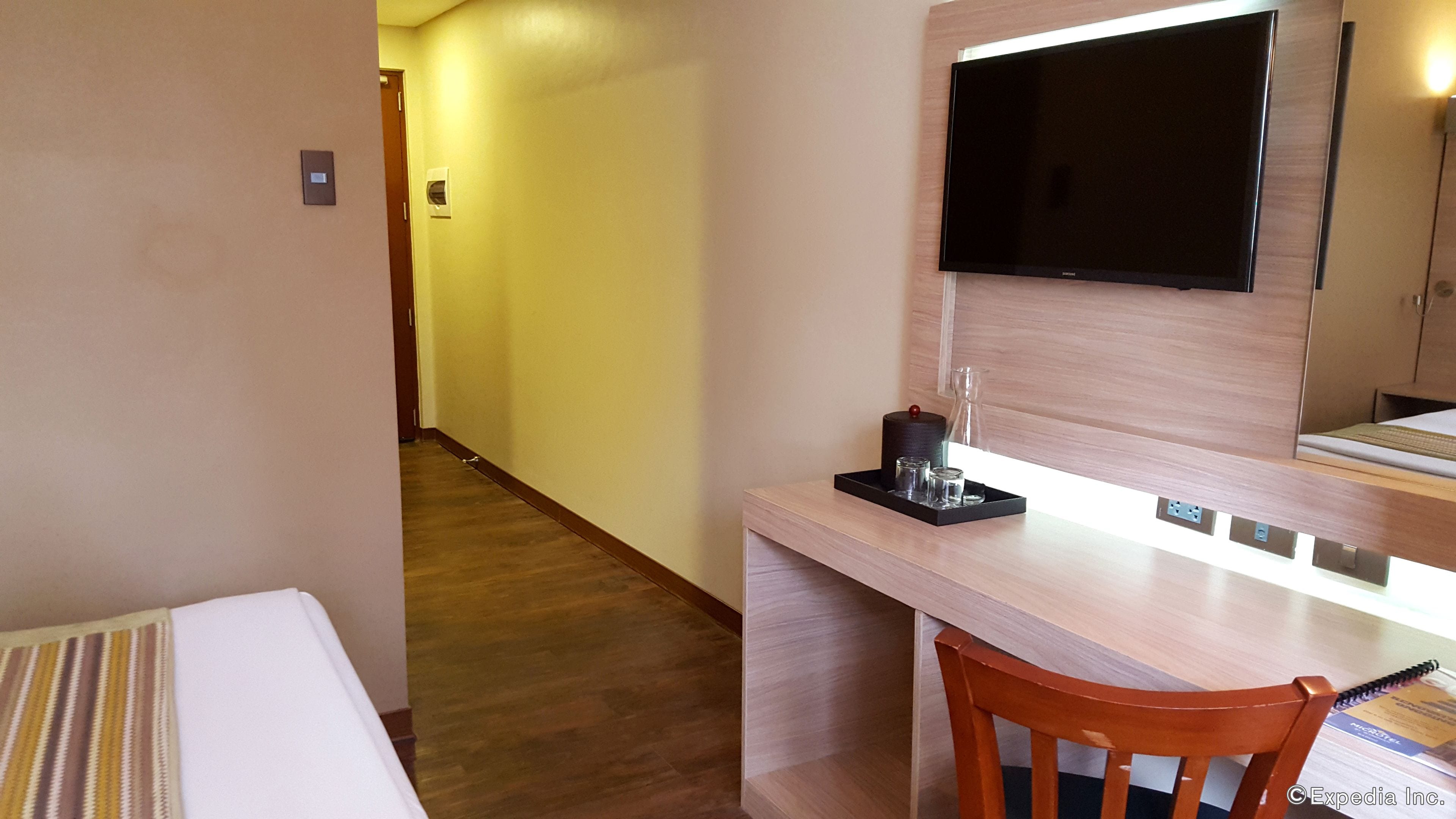 premium bedding, in-room safe, desk, laptop workspace