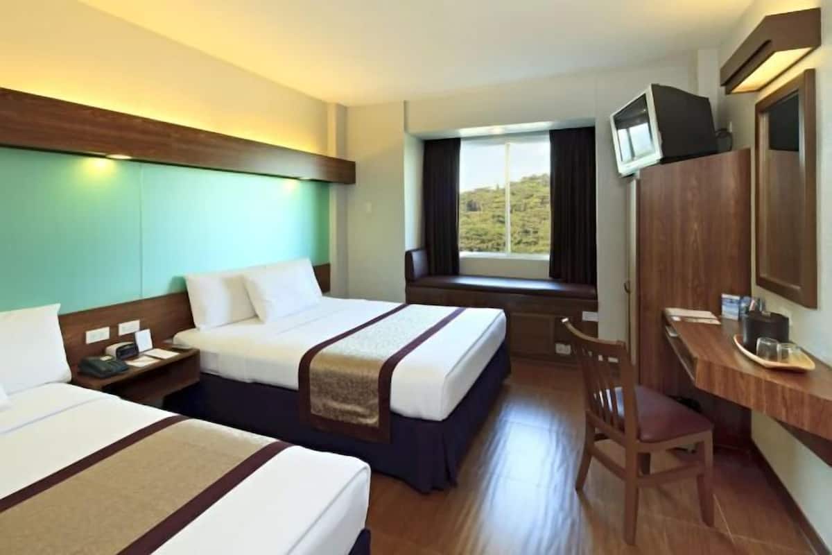 Premium bedding, in-room safe, desk, laptop workspace
