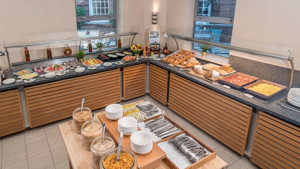 Free continental breakfast - De Vere Devonport House (London)