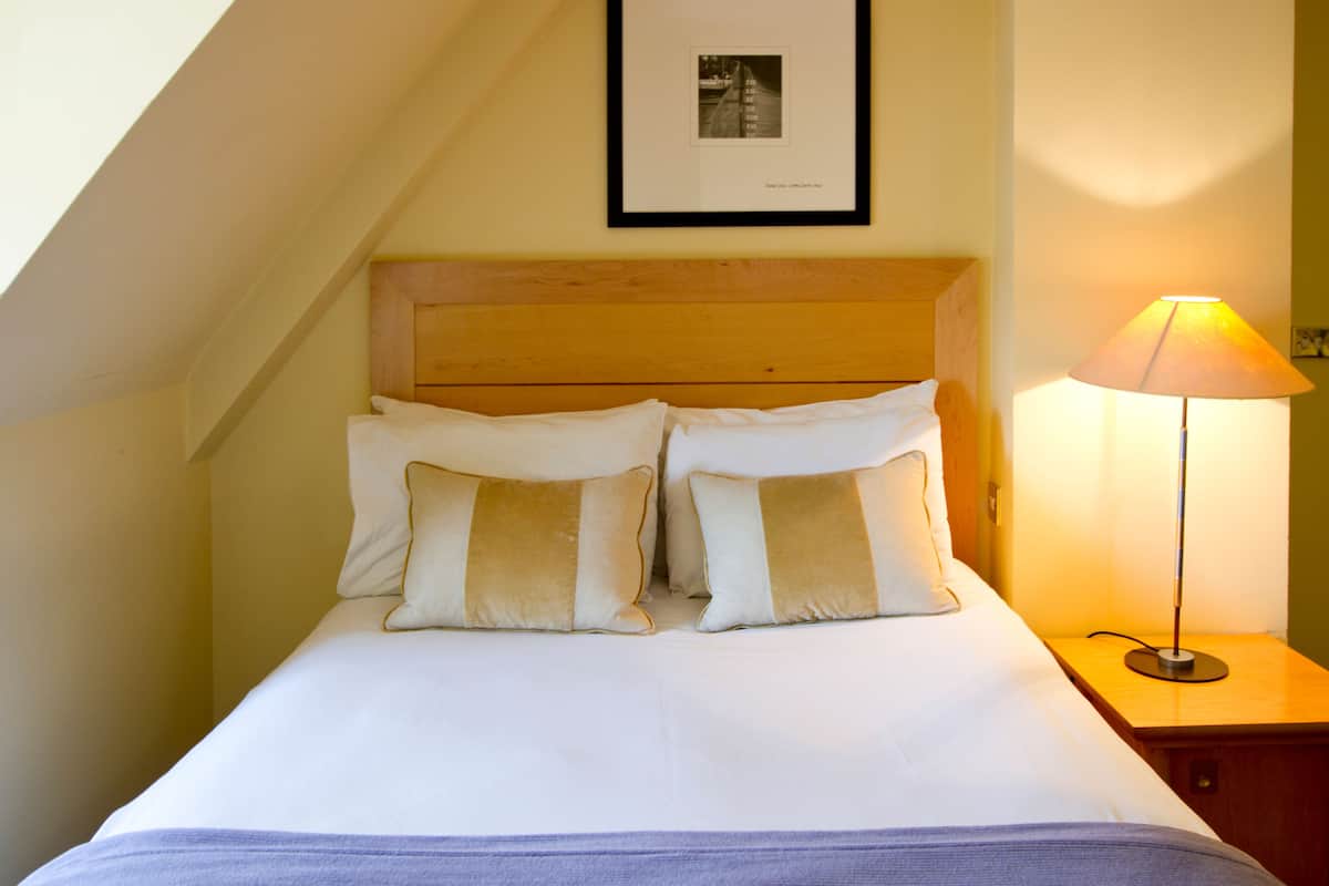 Standard Double Room | In-room safe, iron/ironing board, WiFi (free), bed sheets