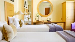 In-room safe, iron/ironing board, WiFi (free), bed sheets - De Vere Devonport House (London)