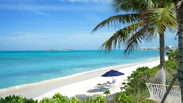 Plage privée, sable blanc, chaises longues, parasols