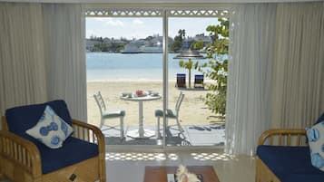 Suite, 1 cama de matrimonio grande con sofá cama, cocina, vistas a la laguna | Caja fuerte y decoración individual