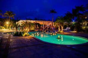 Outdoor pool, pool umbrellas, pool loungers - Beach House - Adults Only (Providenciales)