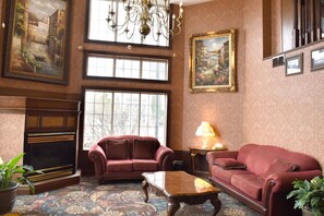 Interior detail - Hamilton Inn Select Beachfront Mackinaw City (Mackinaw City)