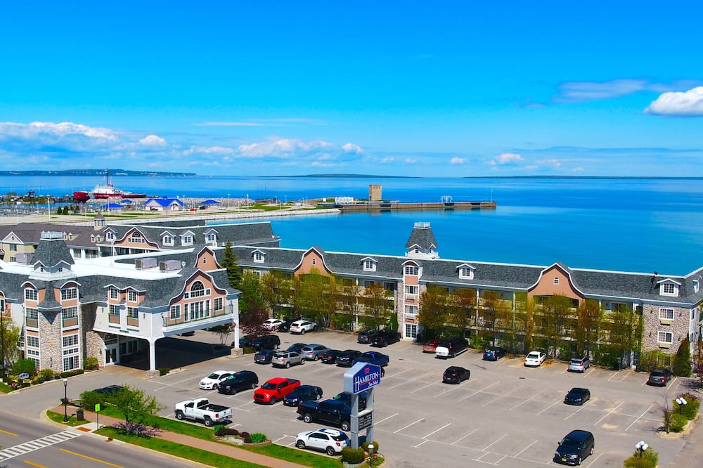 Hamilton Inn Select Beachfront Mackinaw City