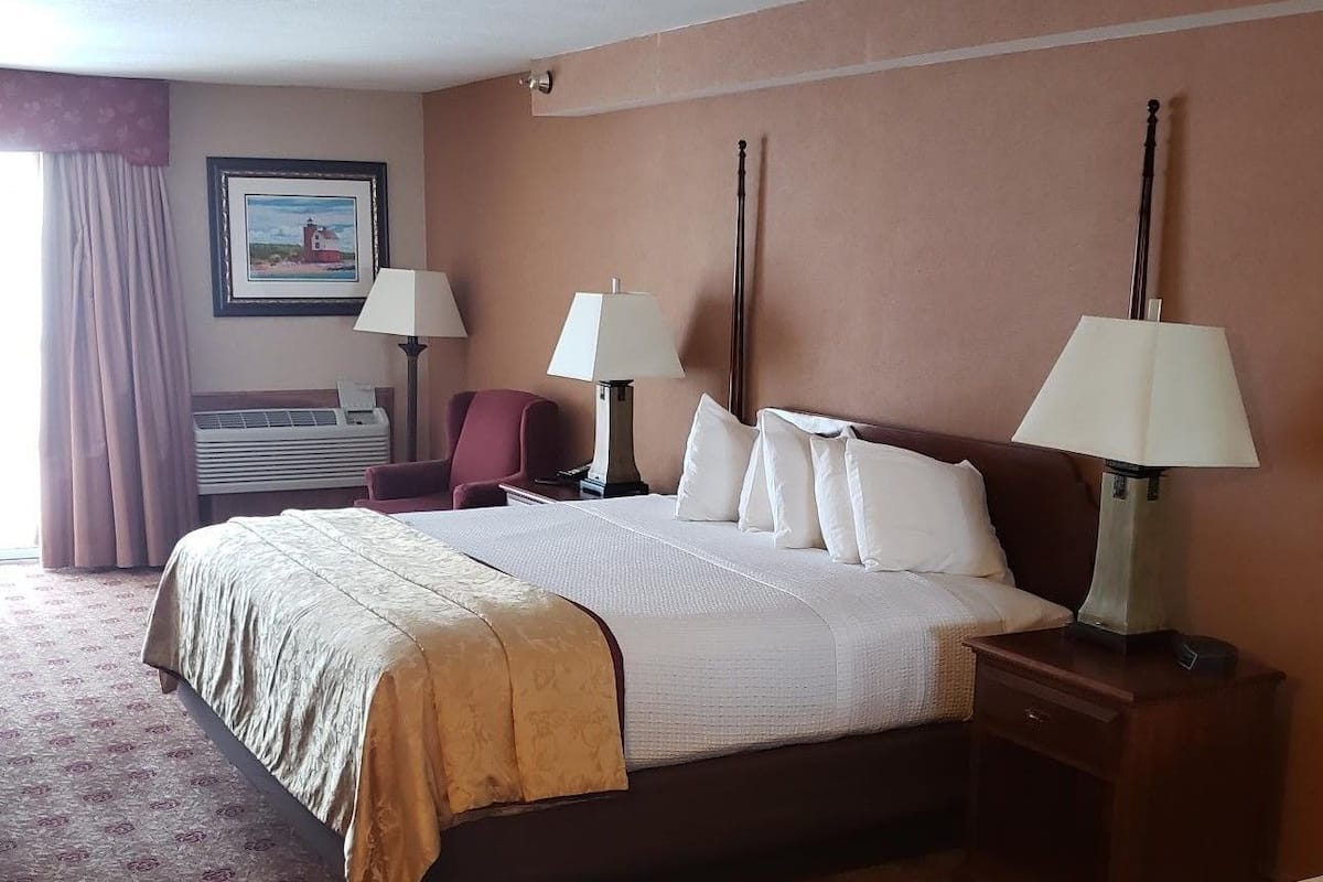 In-room safe, soundproofing, iron/ironing board, free WiFi