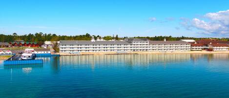 Un hotel grande con varios balcones y vistas al agua.