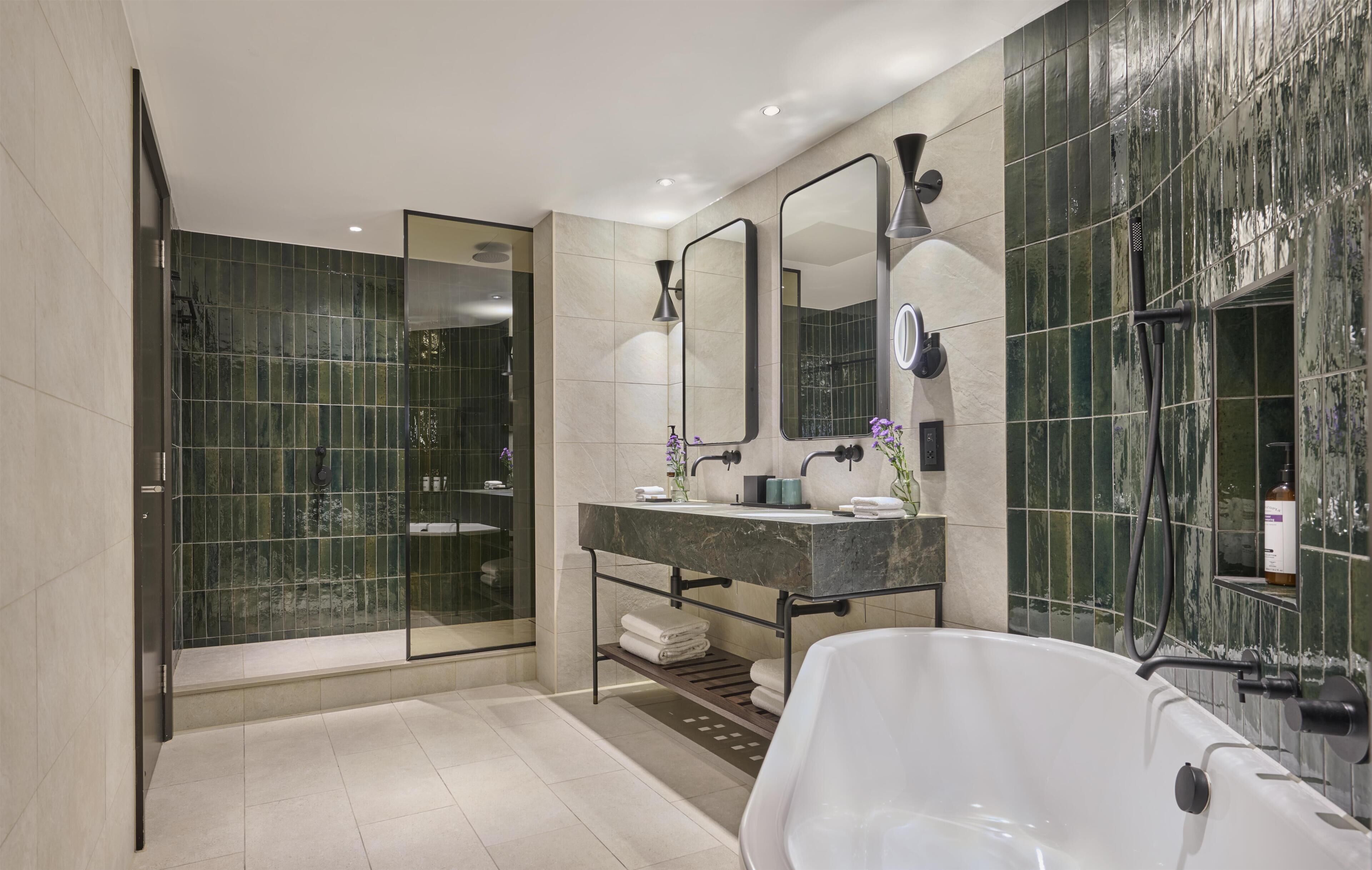 Executive Suite (Regency) | Bathroom | Shower, rainfall showerhead, free toiletries, hair dryer