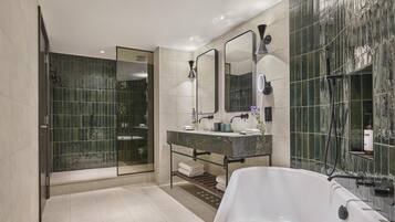 Executive Suite (Regency) | Bathroom | Shower, rainfall showerhead, free toiletries, hair dryer