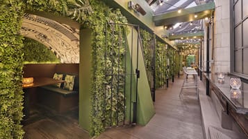 2 bares/lounges