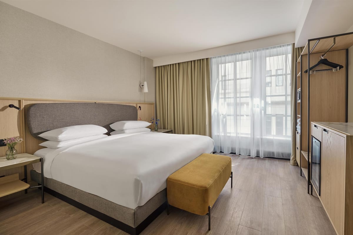 Seprai premium, minibar, brankas, dan ruang kerja ramah laptop