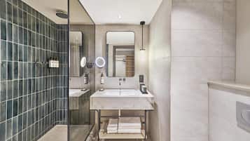 Shower, rainfall showerhead, free toiletries, hair dryer