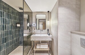 Shower, rainfall showerhead, free toiletries, hair dryer