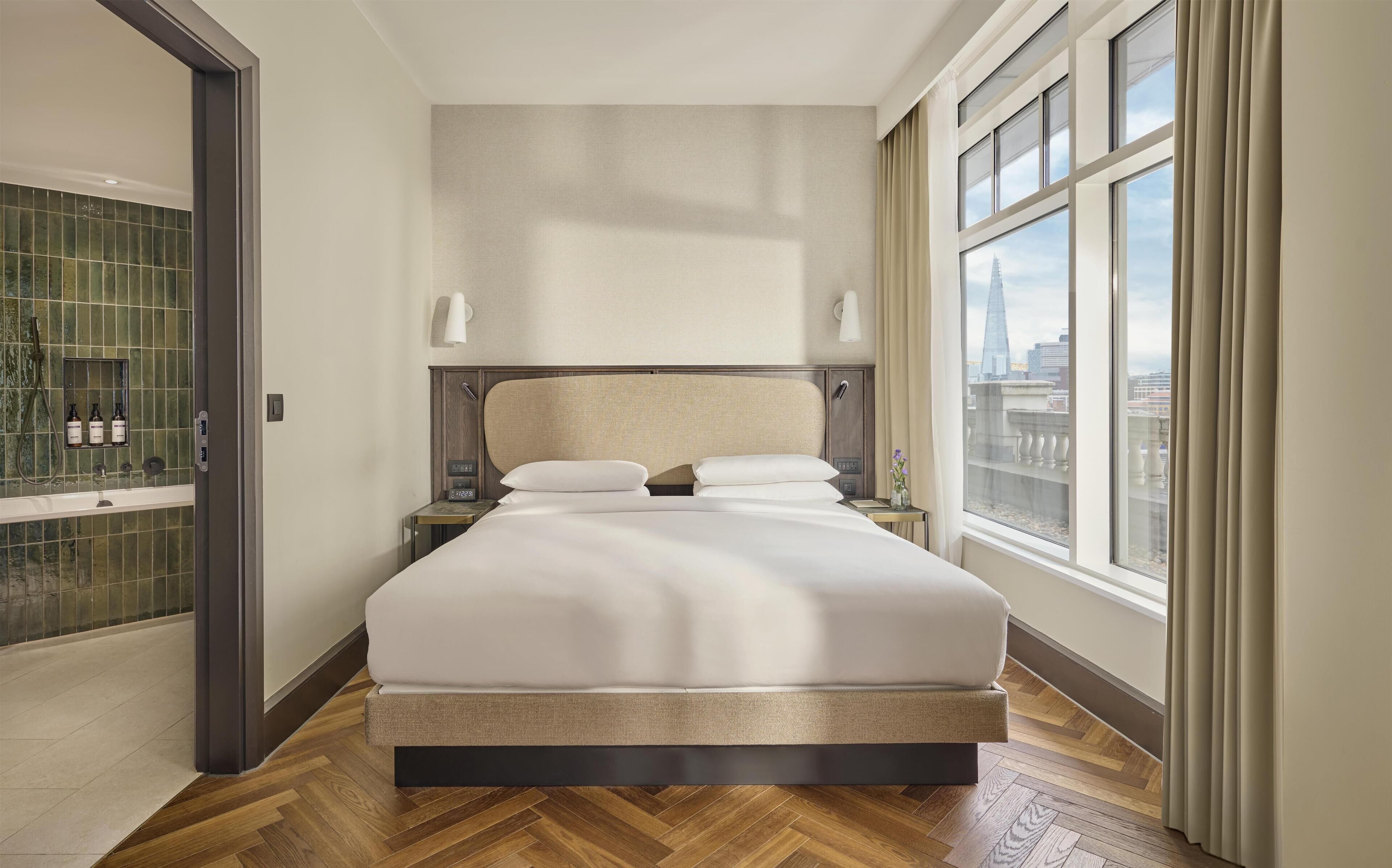 Executive Suite (Regency) | Premium bedding, minibar, in-room safe, laptop workspace