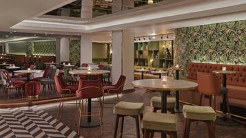2 bares o lounges