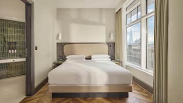 Executive suite (Regency) | Luxe beddengoed, een minibar, een kluis op de kamer, een laptopwerkplek