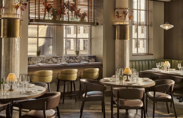 2 restaurants, servant le déjeuner et le dîner; cuisine chinoise