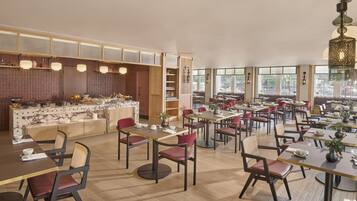 Daily full breakfast (GBP 32 per person)