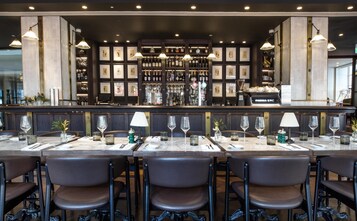 Hi ha 2 restaurants i s'hi serveixen esmorzars; plats de cuina xinesa 