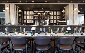 2 restaurants, servant le déjeuner et le dßner; cuisine chinoise