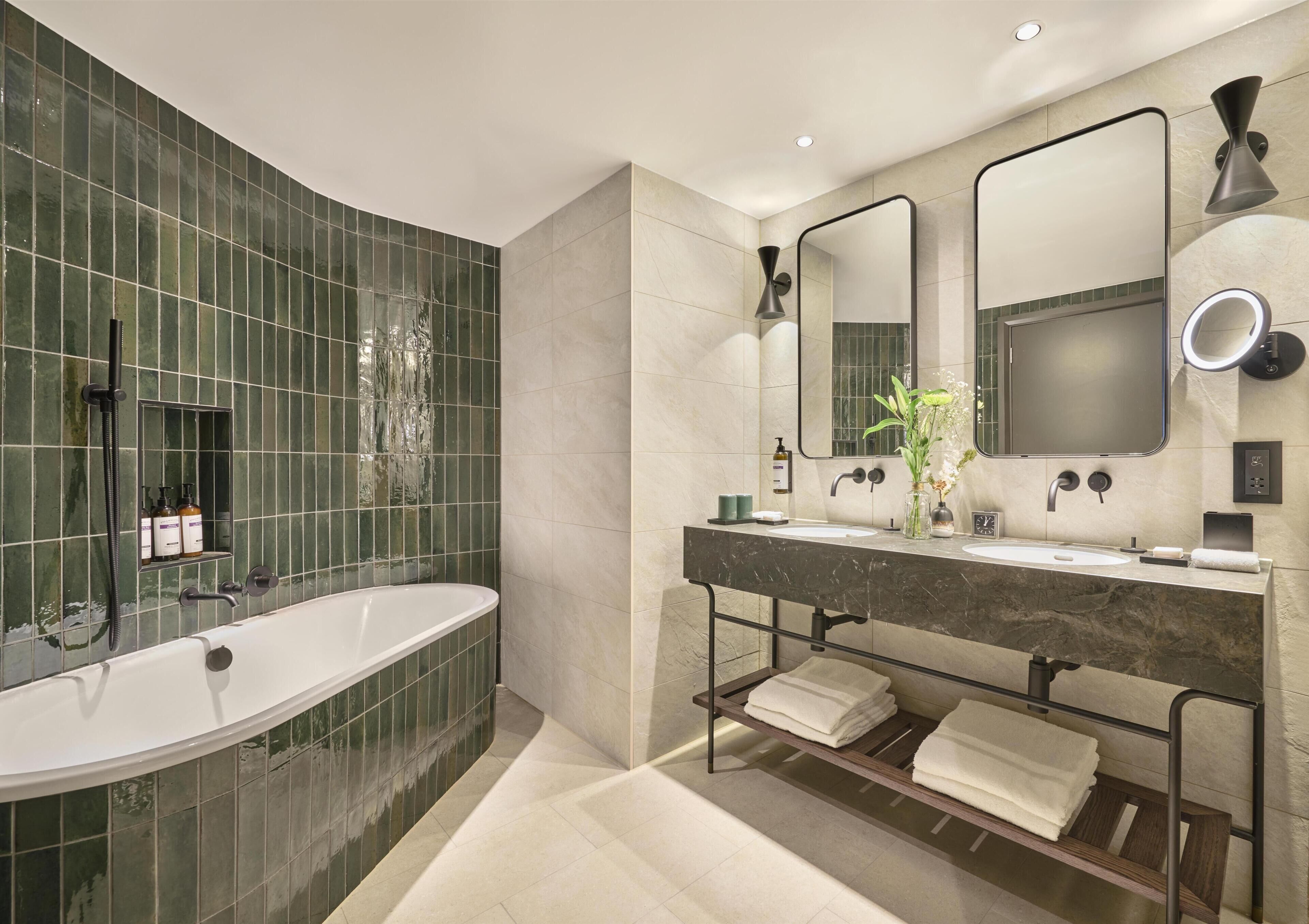 Presidential Suite | Bathroom | Shower, rainfall showerhead, free toiletries, hair dryer